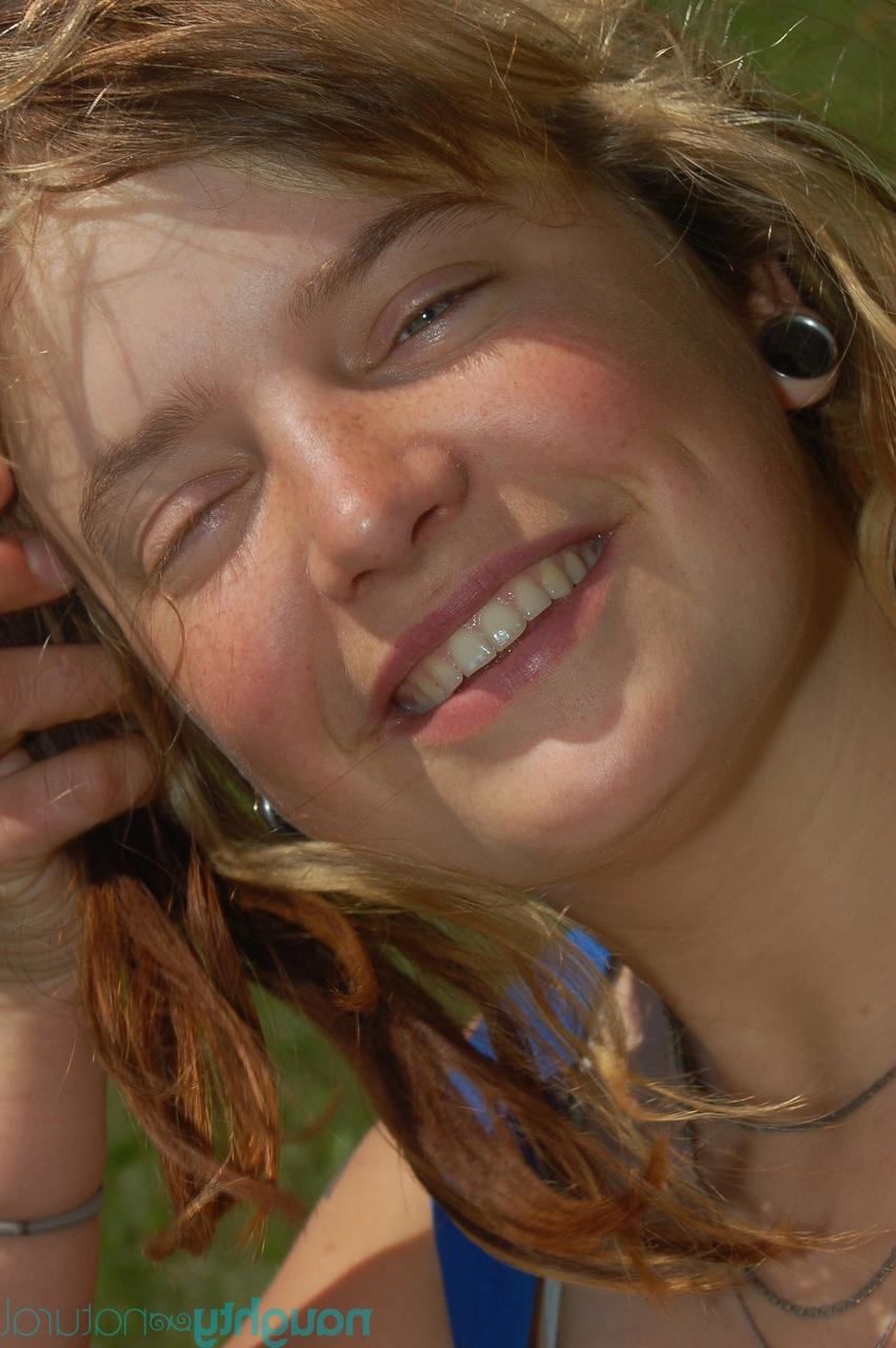 20P Das süße Amateurmädchen Celia enthüllt im Freien ihre großen Brüste und ihre haarige Muschi