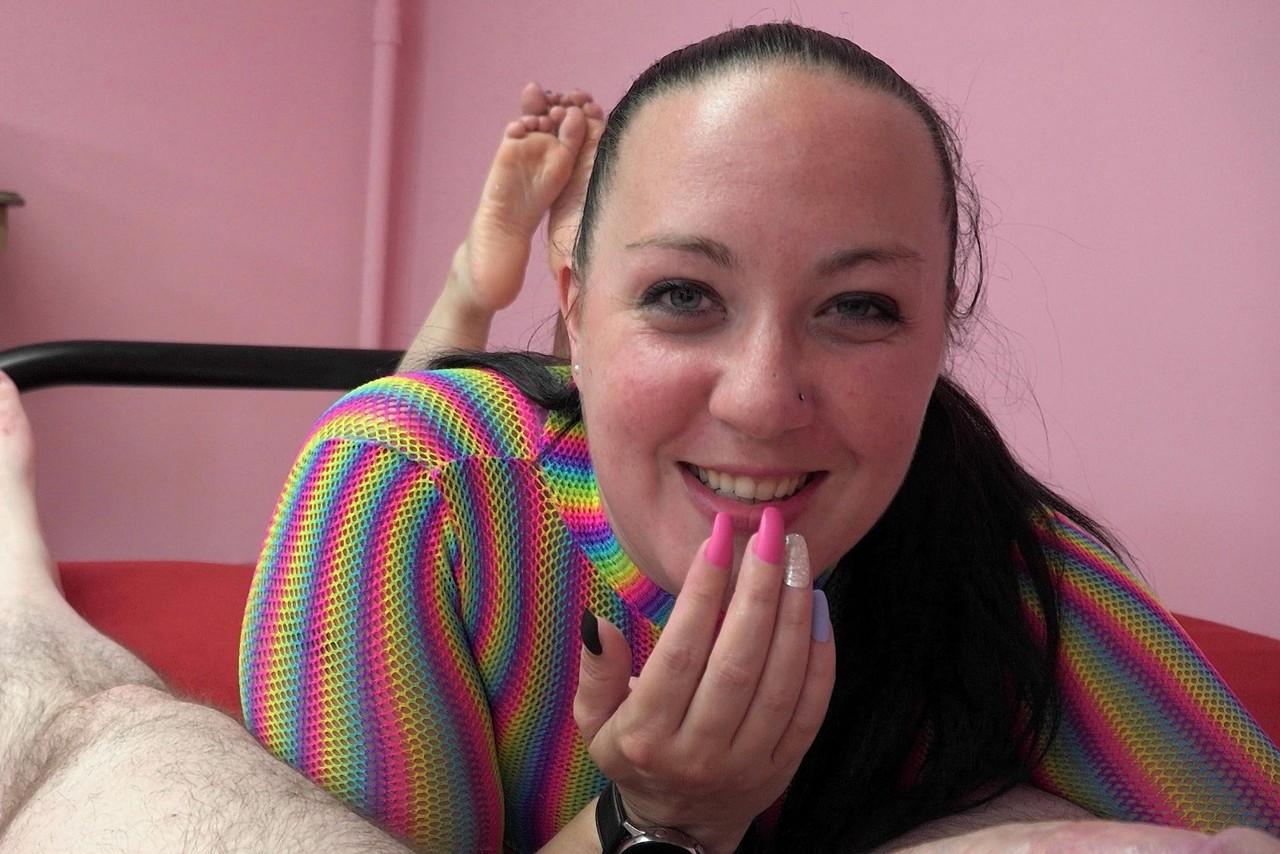 20P La esposa amateur Selena Sky le hace una mamada POV con garganta profunda a su vecino