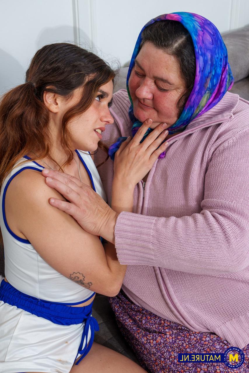 20P La abuela gorda Edina y la pequeña adolescente Valentina Lapiedra se desnudan y se tocan los dedos
