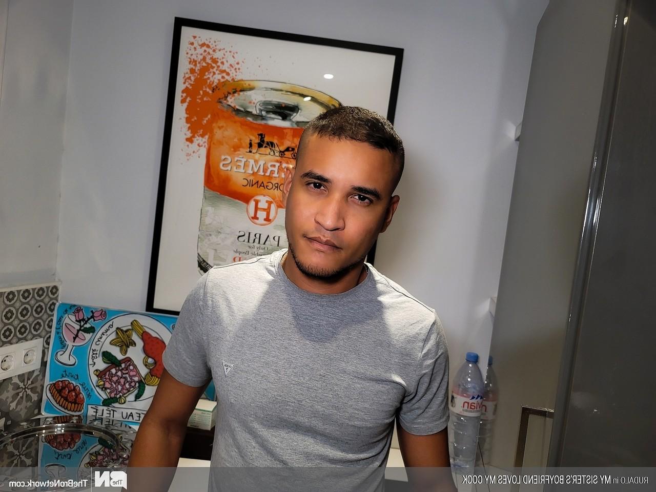 20P Hung gay laisse un cul chaud sucer sa grosse bite après une sodomie hardcore