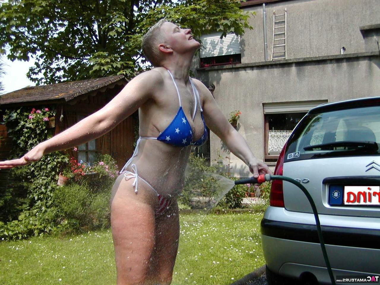 16P Die reife Frau Tiffany Pearl durchnässt sich mit einem Schlauch, während sie ihren Bikini auszieht