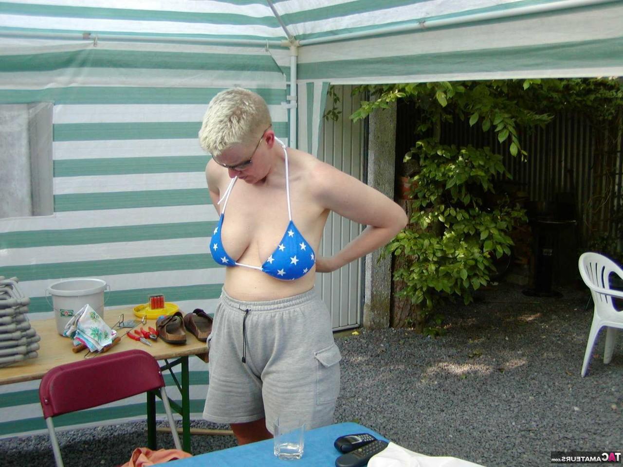 16P Die reife Frau Tiffany Pearl durchnässt sich mit einem Schlauch, während sie ihren Bikini auszieht