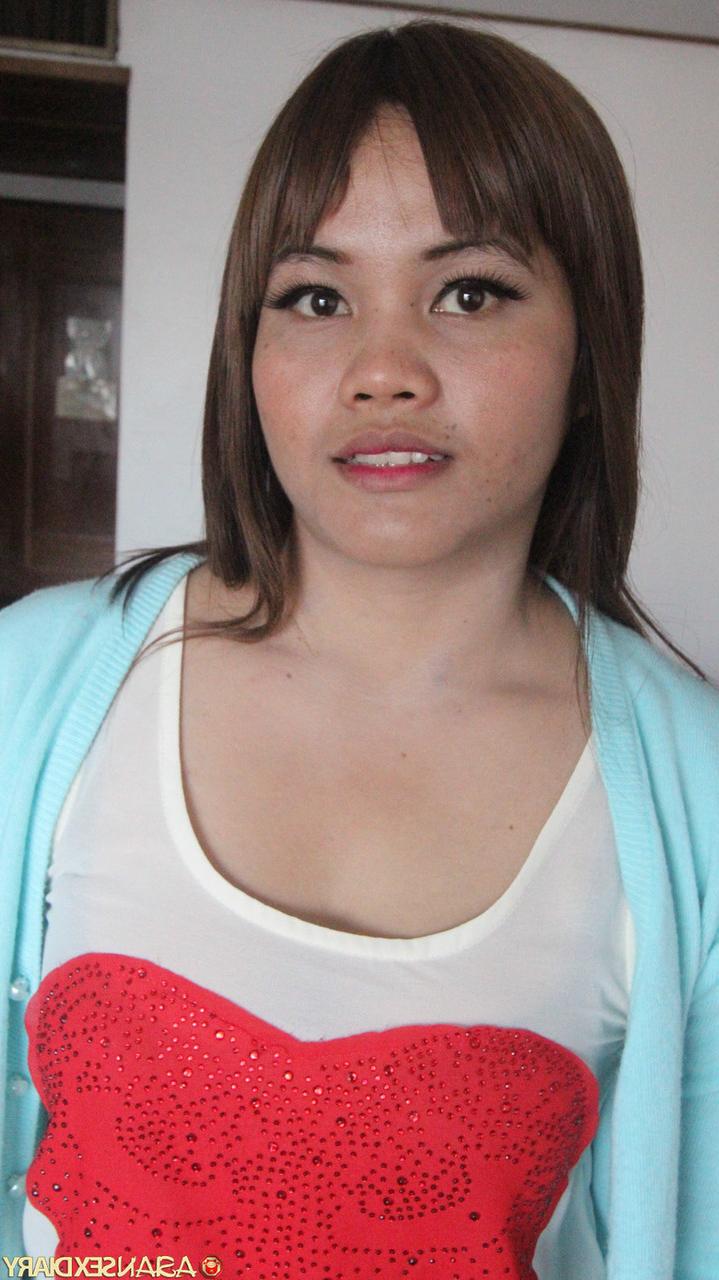 20P La superbe teen asiatique Lek accueille la bite dure d'un inconnu dans sa chatte poilue