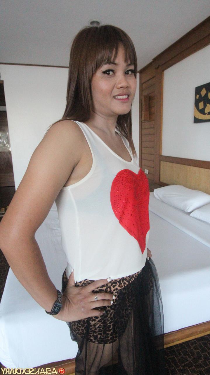 20P La superbe teen asiatique Lek accueille la bite dure d'un inconnu dans sa chatte poilue