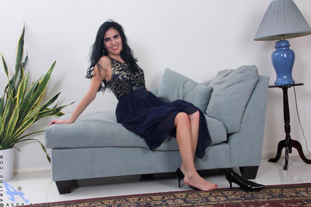 20P Die heiße MILF Theresa Soza zieht sich nackt aus und spreizt ihre leckere Muschi aus nächster Nähe