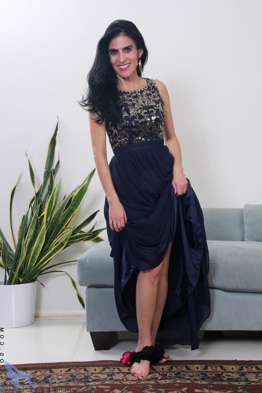 20P Die heiße MILF Theresa Soza zieht sich nackt aus und spreizt ihre leckere Muschi aus nächster Nähe