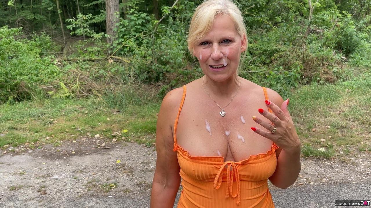 16P L'amatrice blonde Sweet Susi pose sur une route pavée avec du sperme sur le visage et la poitrine.