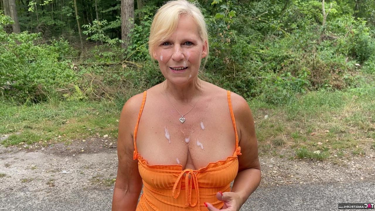 16P L'amatrice blonde Sweet Susi pose sur une route pavée avec du sperme sur le visage et la poitrine.