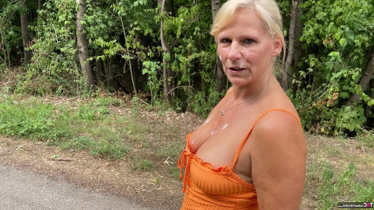 16P L'amatrice blonde Sweet Susi pose sur une route pavée avec du sperme sur le visage et la poitrine.