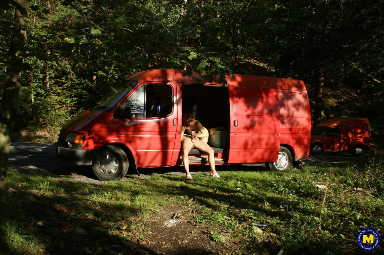 20P Yvonne, une femme européenne mature, souffle sur deux adolescents en plein air.