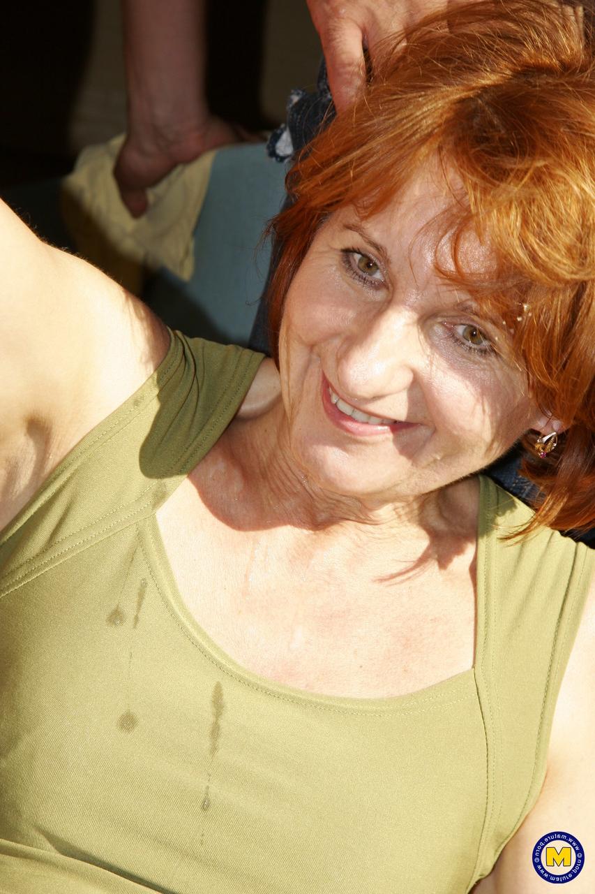 20P Yvonne, une femme européenne mature, souffle sur deux adolescents en plein air.