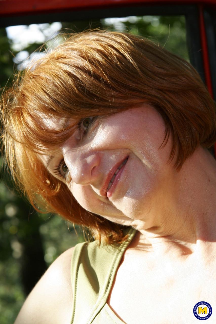 20P Yvonne, une femme européenne mature, souffle sur deux adolescents en plein air.