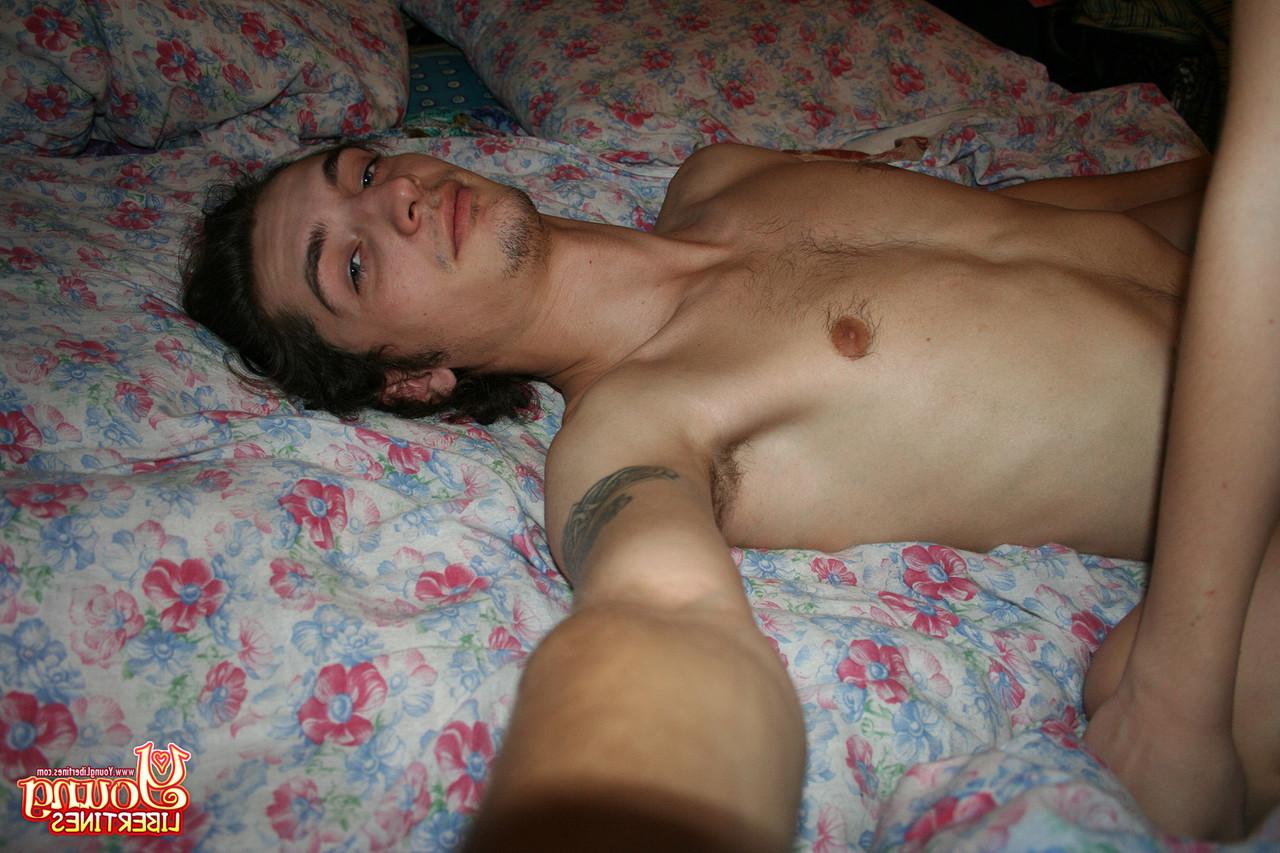 20P Seductora adolescente rubia muestra sus pequeñas tetas naturales y su coño afeitado