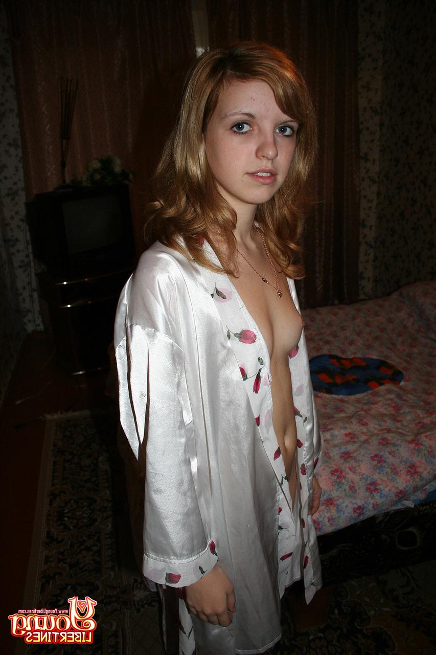 20P Seductora adolescente rubia muestra sus pequeñas tetas naturales y su coño afeitado