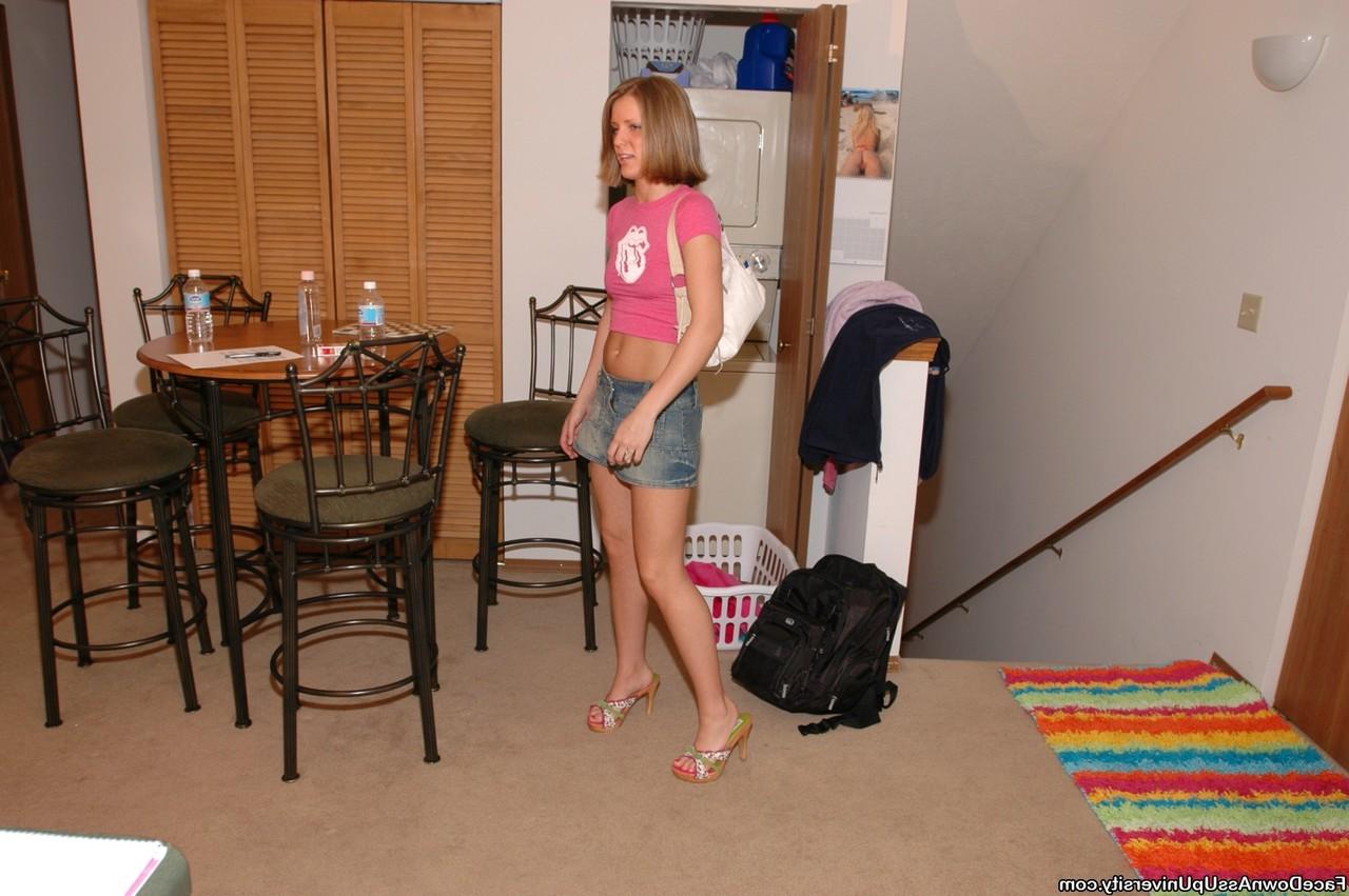 12P Amateur pieds nus a les mains menottées derrière le dos en short garçon