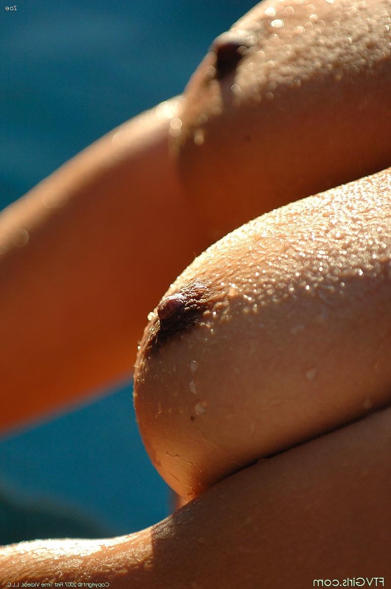 20P La séduisante MILF Zoe dévoile ses gros seins et son cul bombé dans la piscine.
