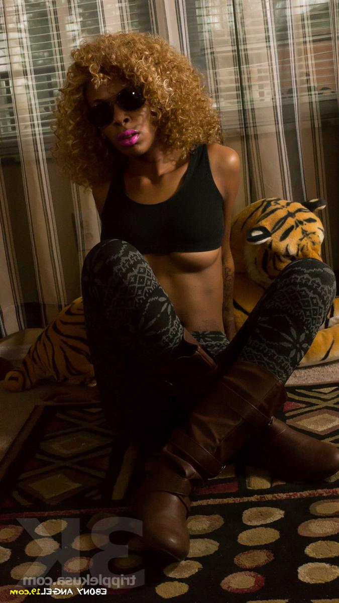 15P La sexy Ebony Angel 19 muestra sus perfectas tetas adolescentes y su culo apretado