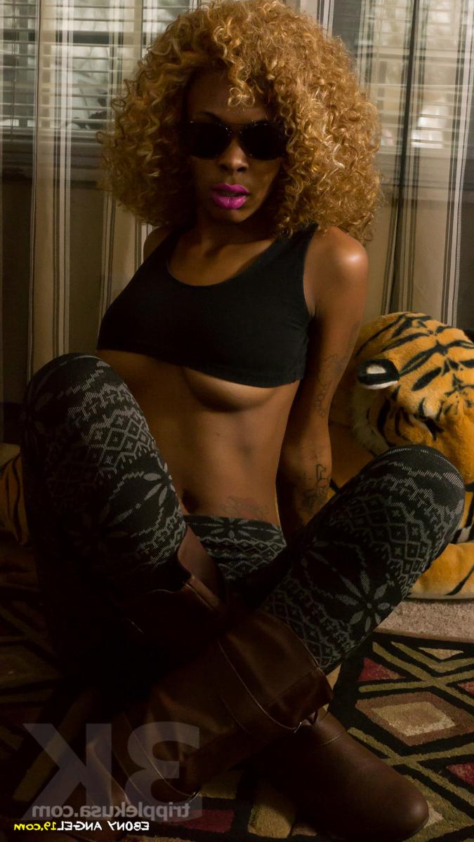 15P La sexy Ebony Angel 19 muestra sus perfectas tetas adolescentes y su culo apretado