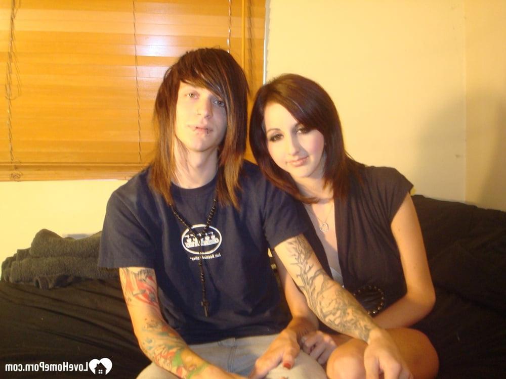 20P Namorada emo amadora tira a roupa e é fodida pelo namorado magro e tatuado