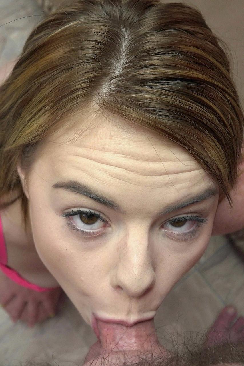 20P A gata com tinta excitada Riley Gray dá cabeça e fica com tesão vaginal por trás