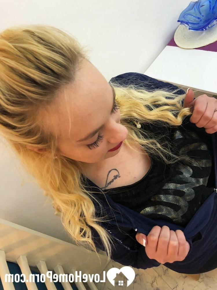 20P Loira empilhada brinca com seus peitos lindos e espalha sua buceta aparada