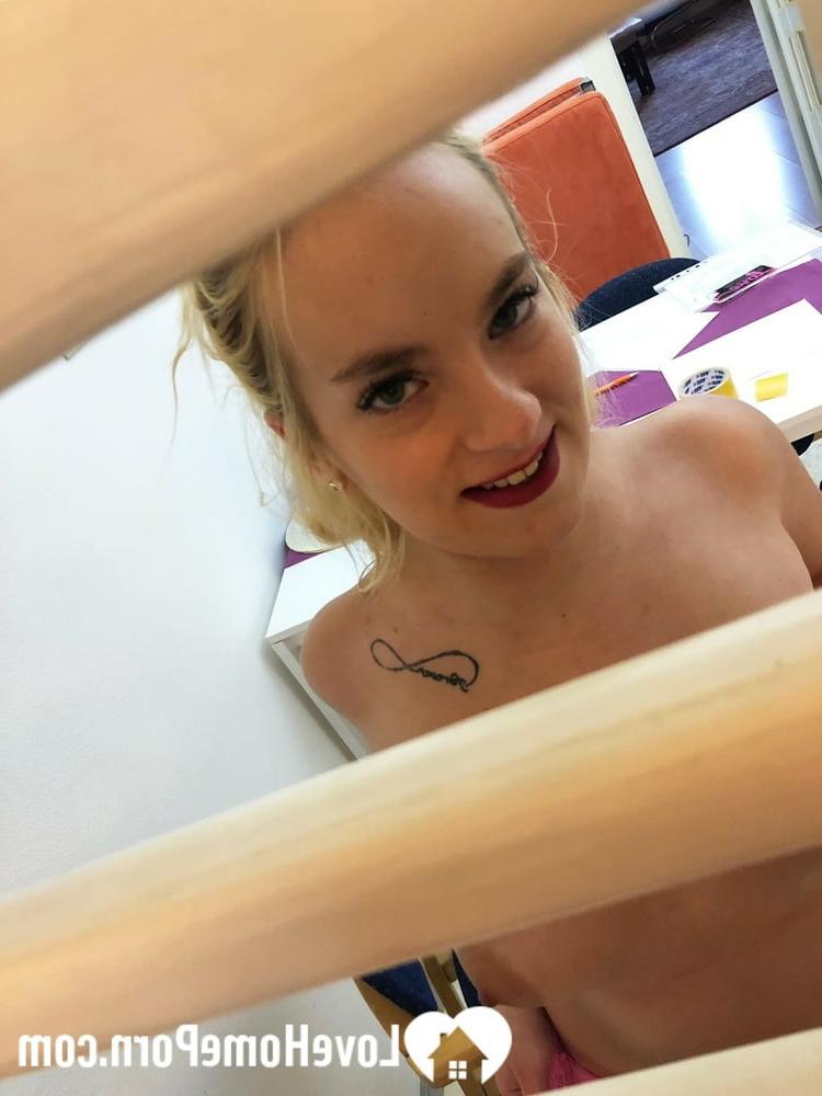 20P Loira empilhada brinca com seus peitos lindos e espalha sua buceta aparada