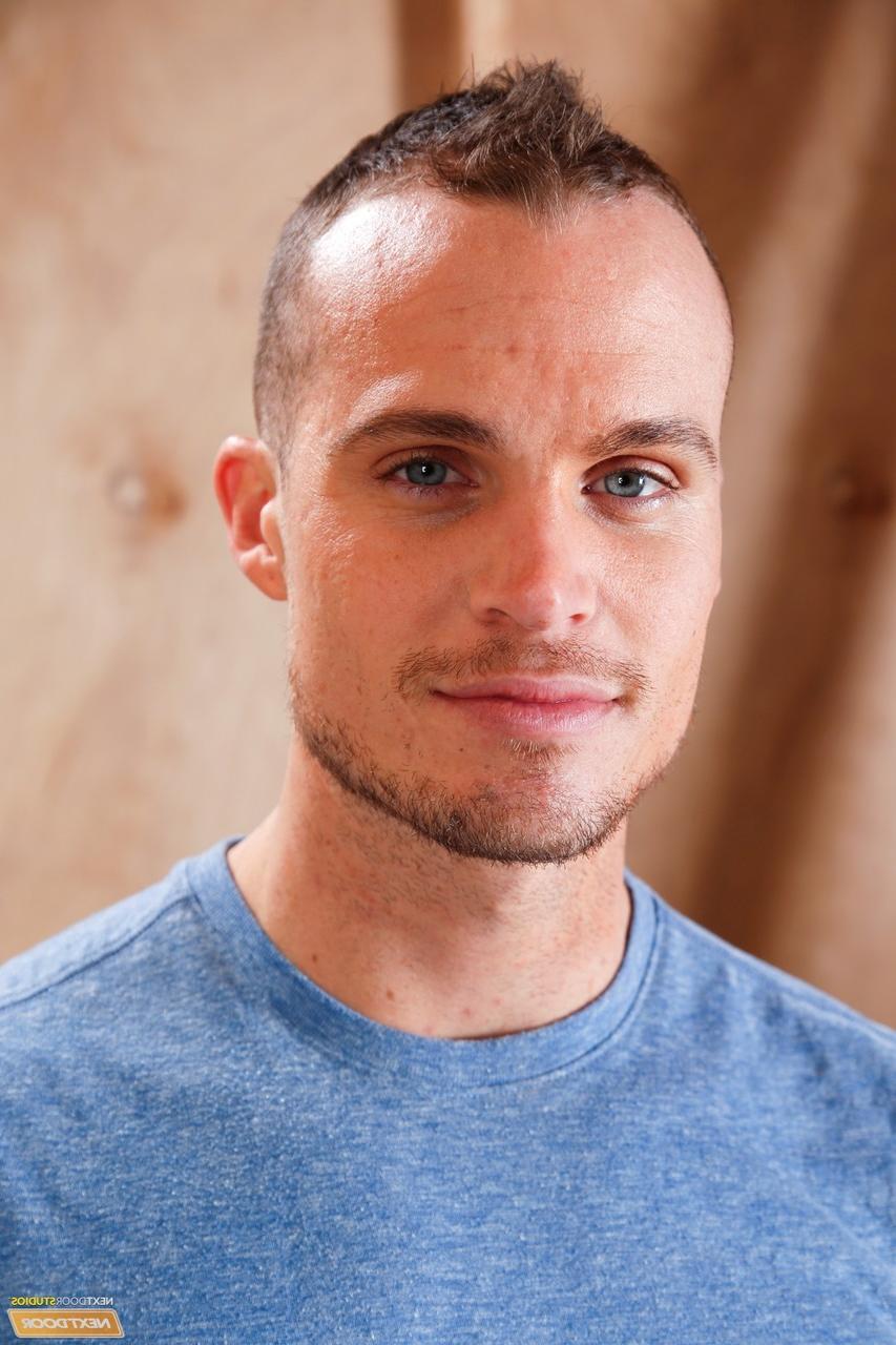 20P Der schwule Adonis Luca Rosso hat Hardcore-Analsex mit dem heißen Reparaturmann Jake Karhoff