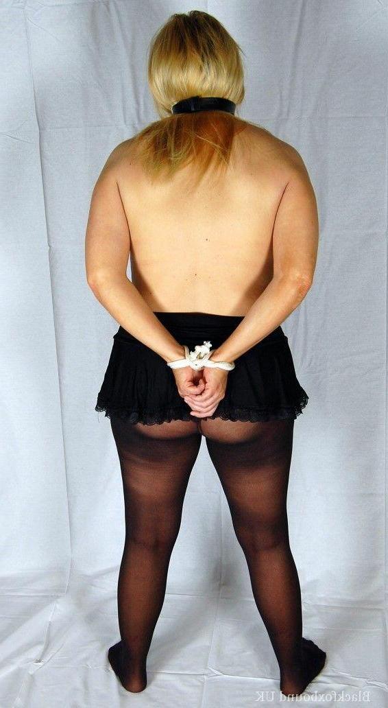 15P Rubia en topless luce una mordaza de bola con las manos atadas a la espalda con mangueras