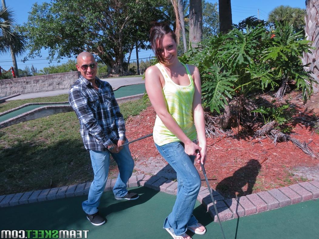 17P A golfista gostosa Nikki Lavay paga sua aposta no jogo curvando-se para um estilo cachorrinho selvagem