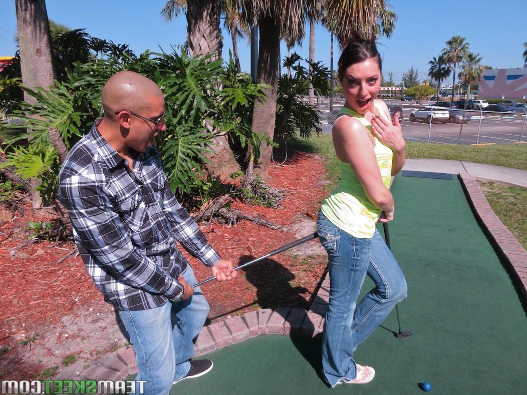 17P A golfista gostosa Nikki Lavay paga sua aposta no jogo curvando-se para um estilo cachorrinho selvagem