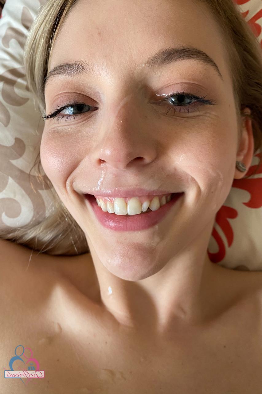 20P La linda novia amateur Lily Larimar muestra su coño afeitado en una cama