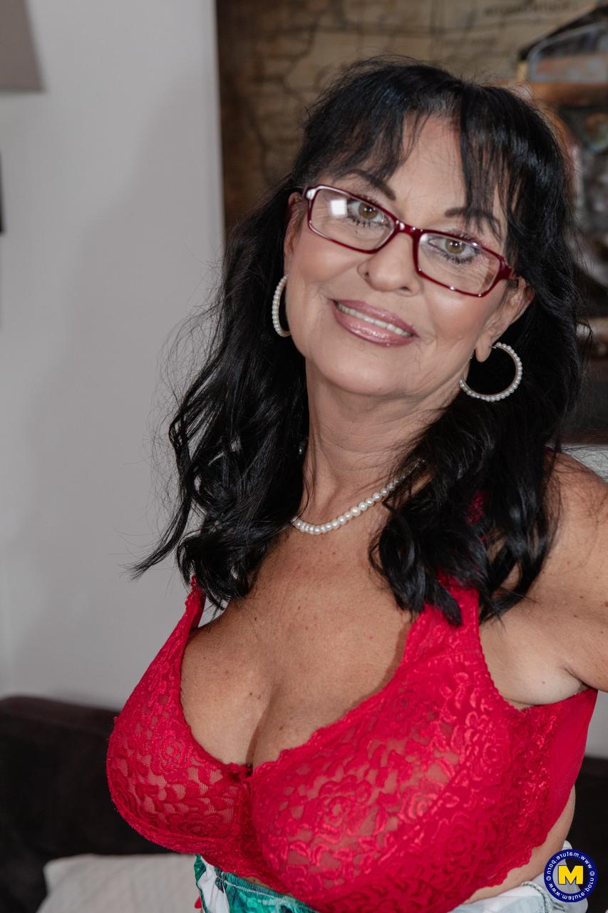20P Gorgeous granny Inna White unleashes her big natural tits & toys herself