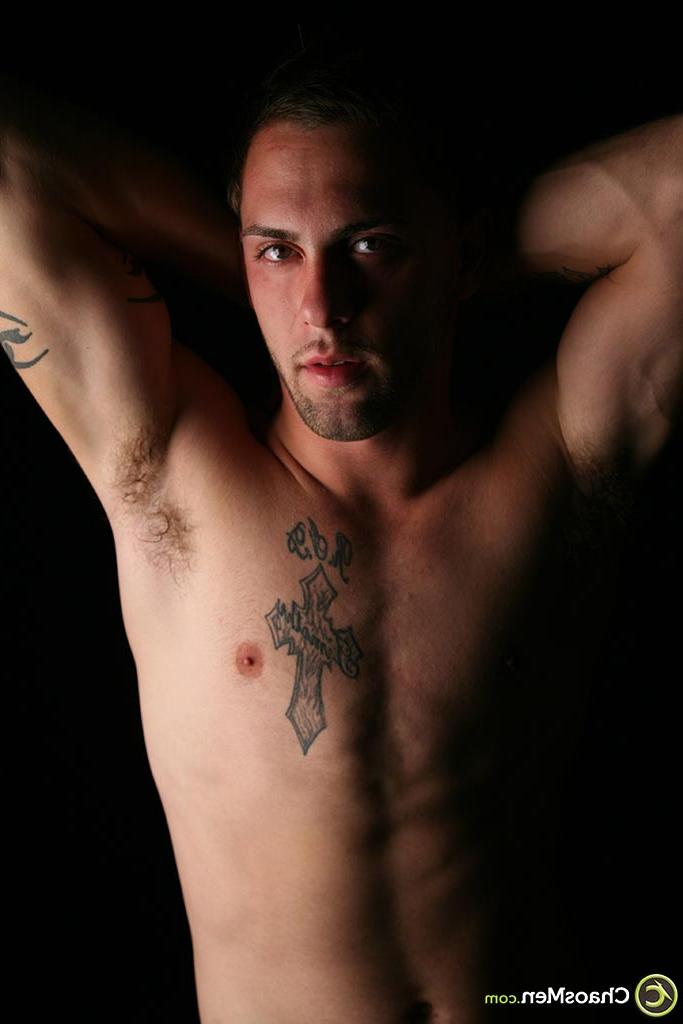 20P Garoto gay amador Teague revela seu corpo tatuado antes de esfregar sua vara e seu cu