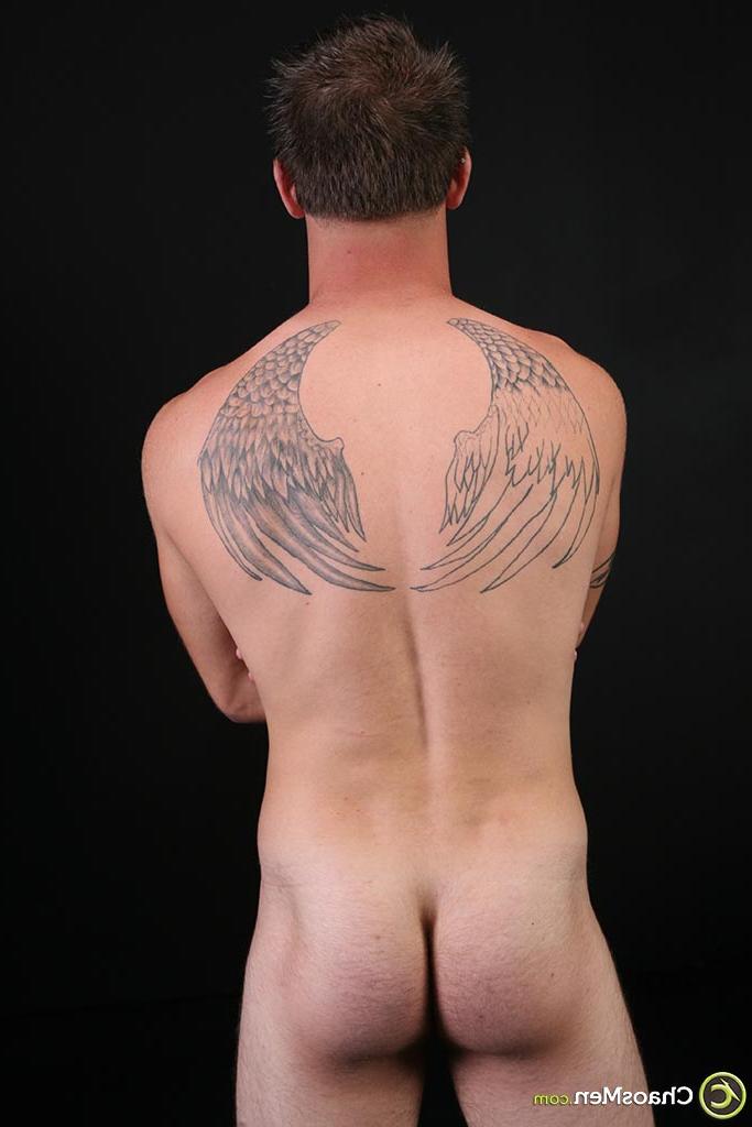 20P Garoto gay amador Teague revela seu corpo tatuado antes de esfregar sua vara e seu cu