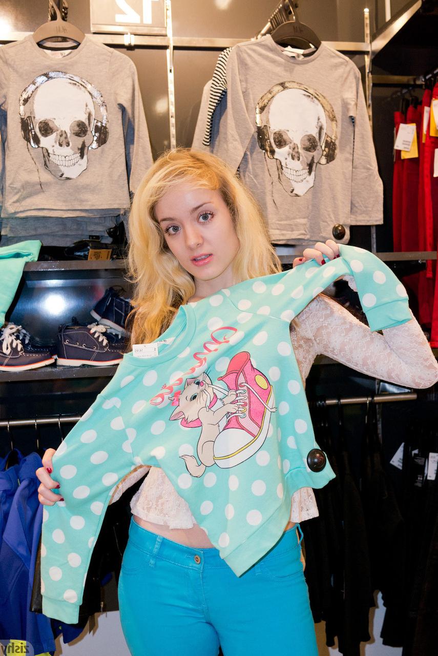 11P Teen girlfriend Veronica Hatley tries on heels, flashes whale tail at the mall