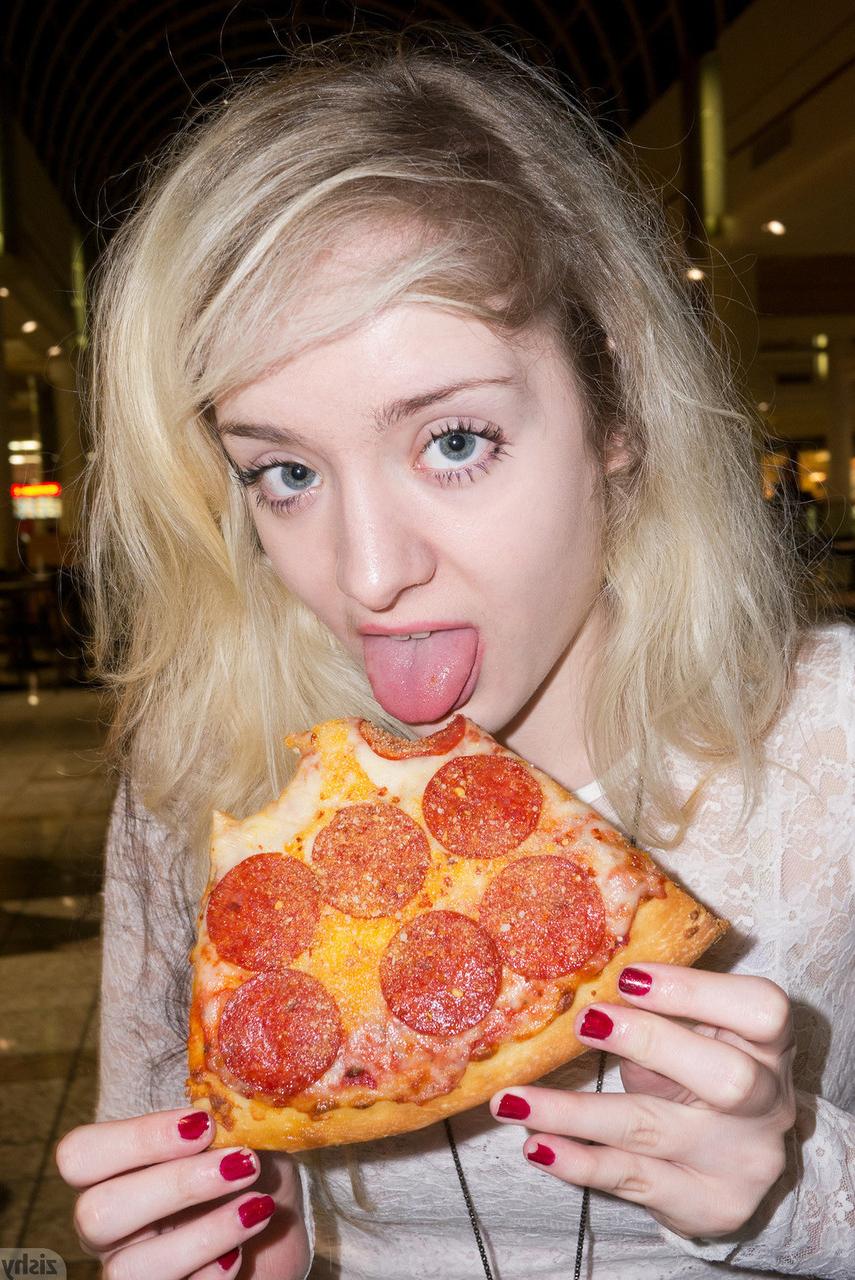 11P Teen girlfriend Veronica Hatley tries on heels, flashes whale tail at the mall
