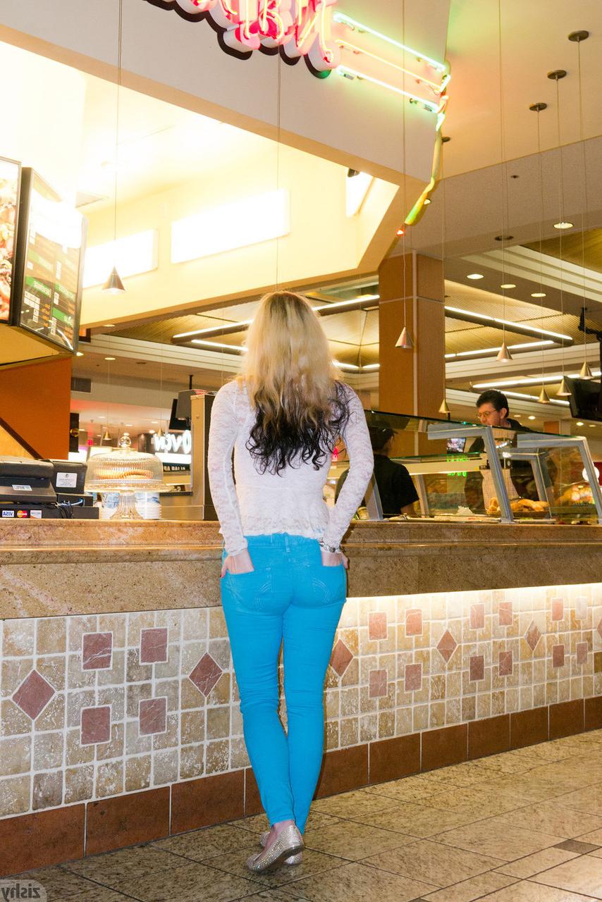 11P Teen girlfriend Veronica Hatley tries on heels, flashes whale tail at the mall