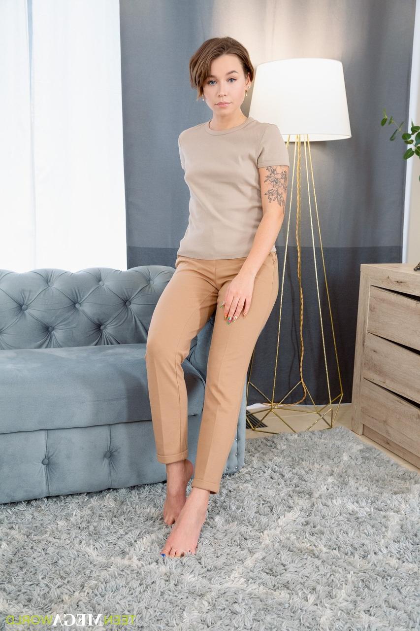 20P Die schöne Amateurin Jeniffer Flex lässt sich die Muschi lecken und gründlich hämmern