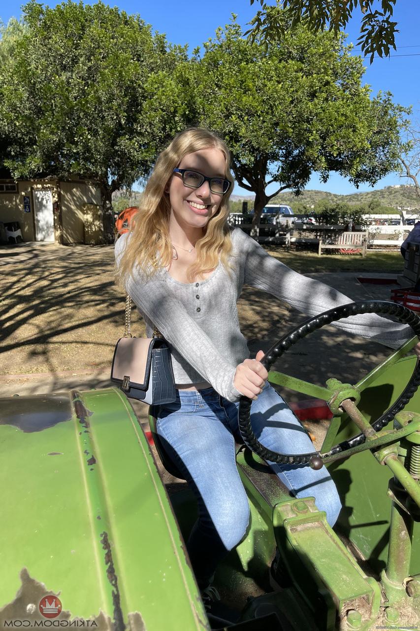 20P A adolescente nerd Kallie Taylor posa nua e brinca com os pés e a vulva peluda
