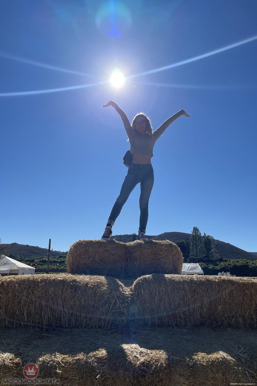 20P A adolescente nerd Kallie Taylor posa nua e brinca com os pés e a vulva peluda