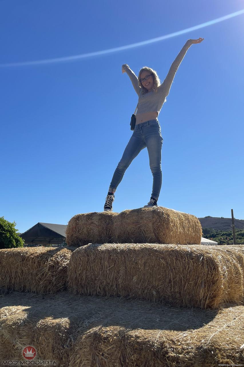 20P A adolescente nerd Kallie Taylor posa nua e brinca com os pés e a vulva peluda