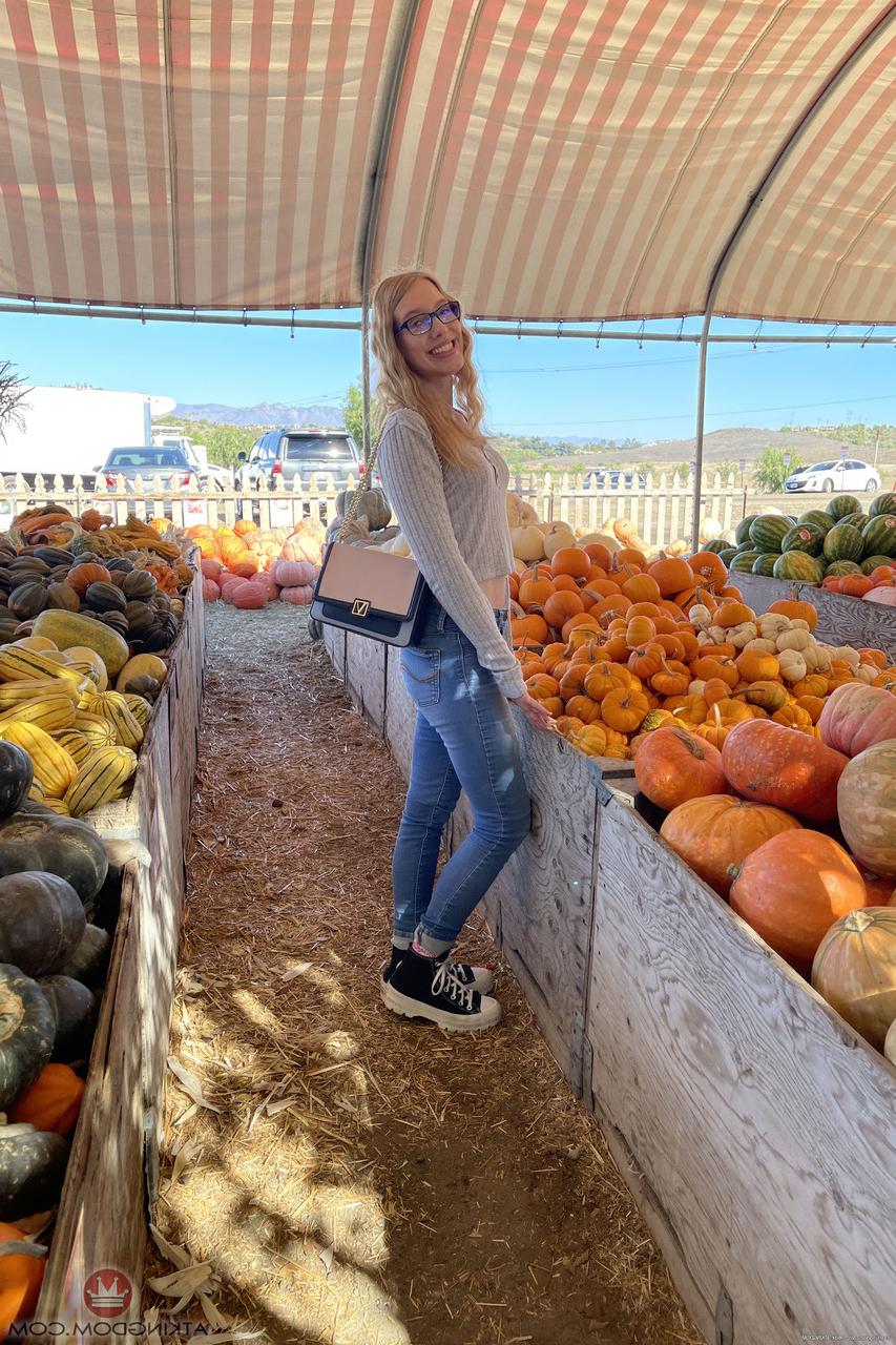 20P A adolescente nerd Kallie Taylor posa nua e brinca com os pés e a vulva peluda