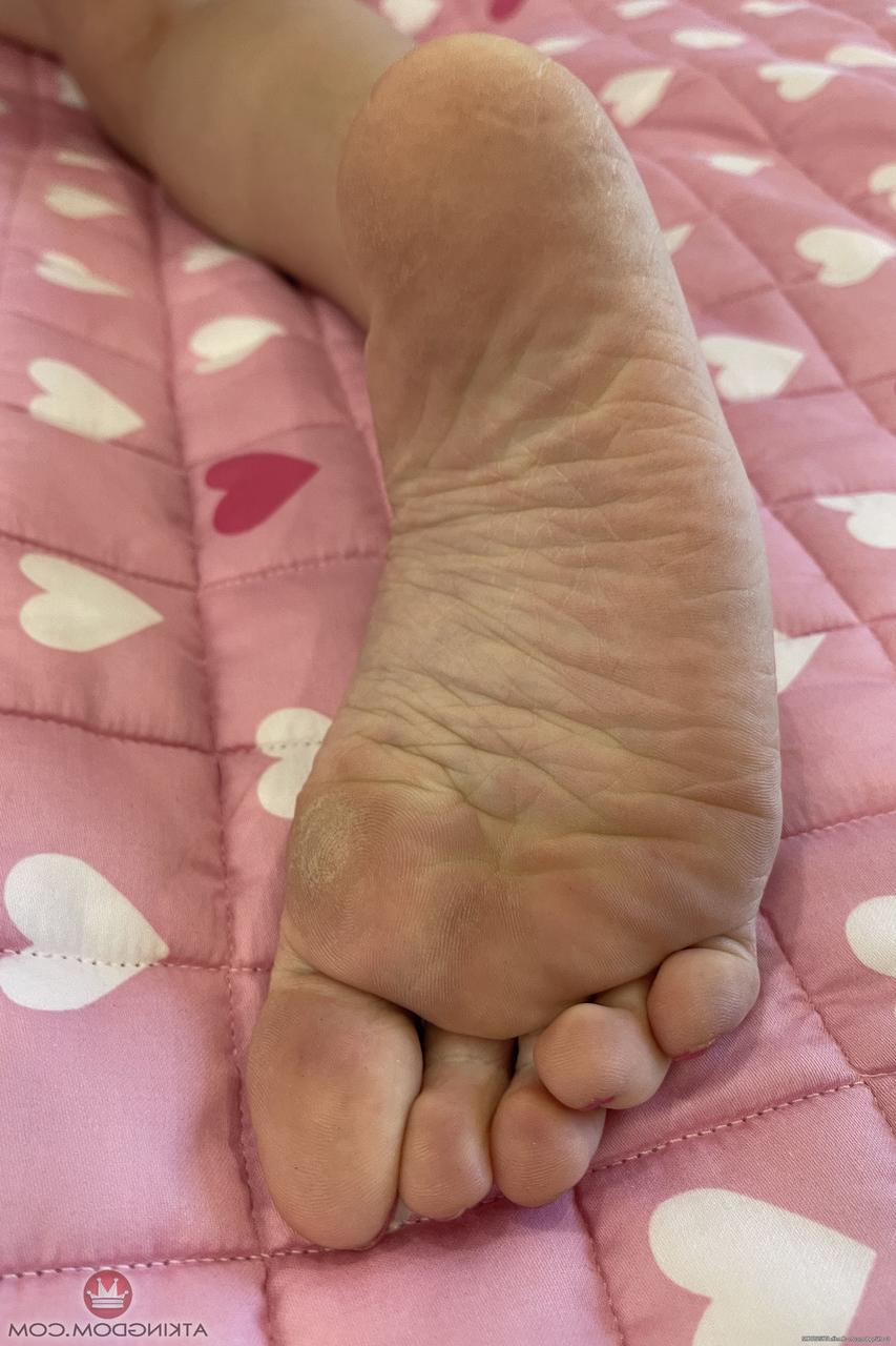 20P A adolescente nerd Kallie Taylor posa nua e brinca com os pés e a vulva peluda