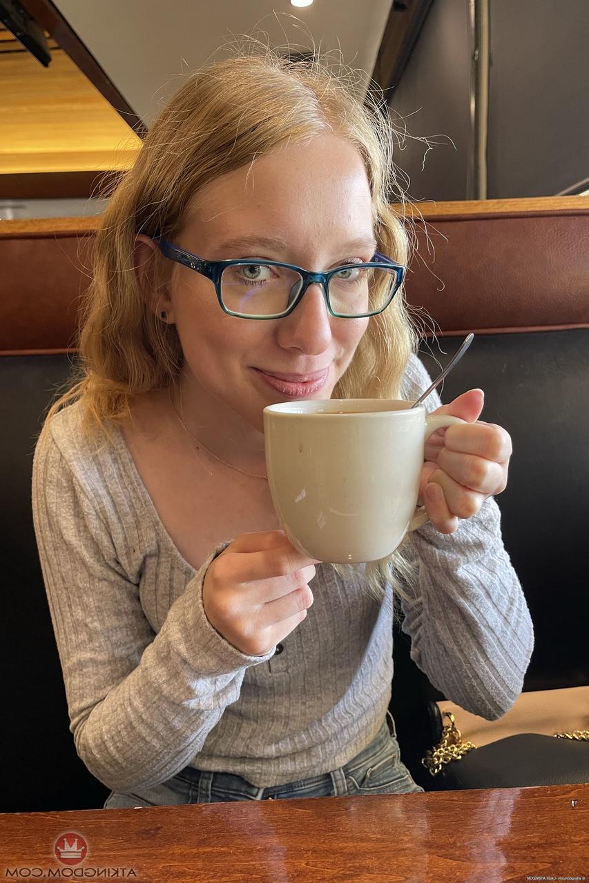 20P A adolescente nerd Kallie Taylor posa nua e brinca com os pés e a vulva peluda
