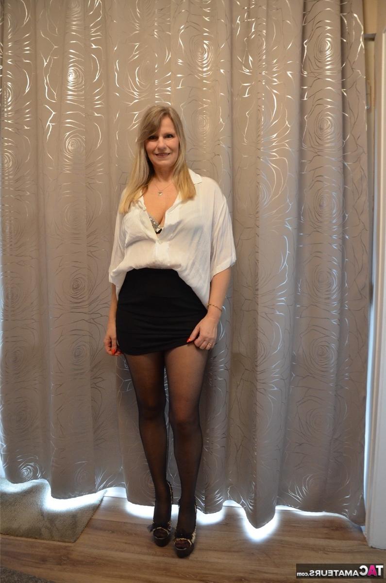 16P A loira de meia-idade, Sweet Susi, tira a roupa antes de puxar a meia