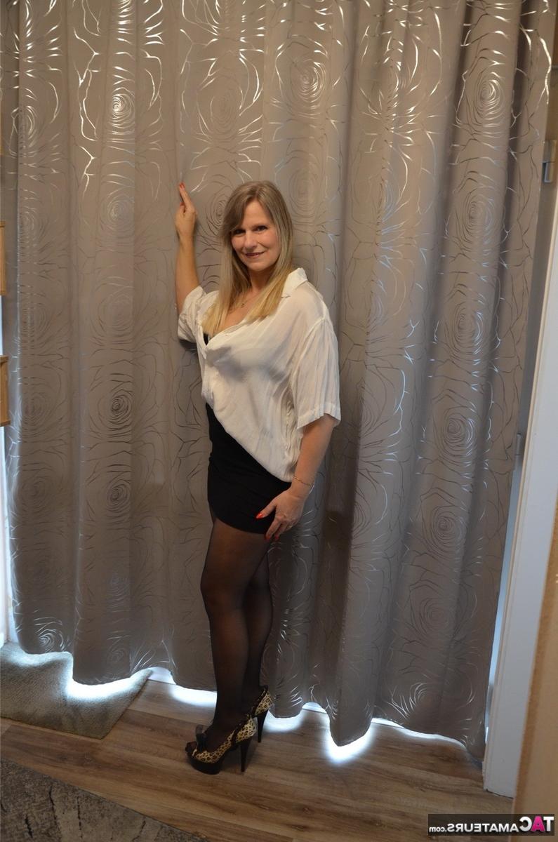 16P A loira de meia-idade, Sweet Susi, tira a roupa antes de puxar a meia