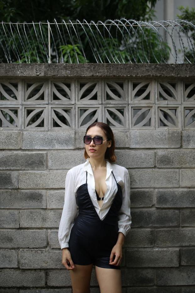 20P A sexy Julia Ly posa de calcinha e exibe sua bunda gostosa em tangas ao ar livre