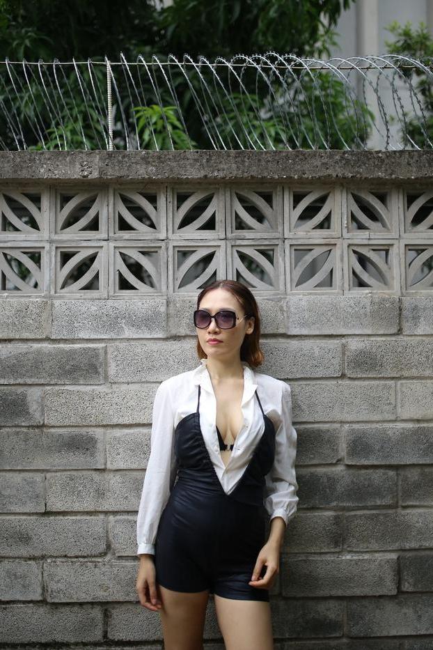 20P A sexy Julia Ly posa de calcinha e exibe sua bunda gostosa em tangas ao ar livre