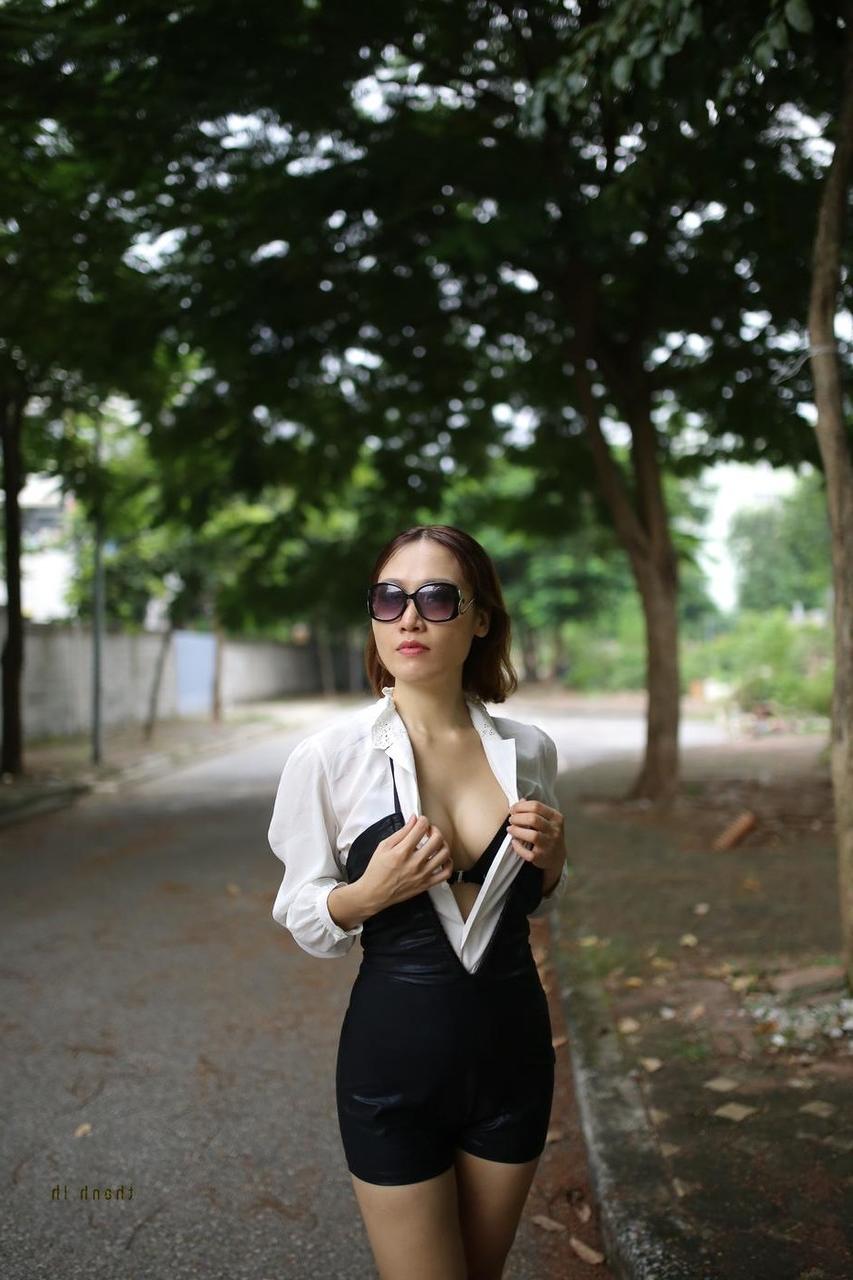 20P A sexy Julia Ly posa de calcinha e exibe sua bunda gostosa em tangas ao ar livre