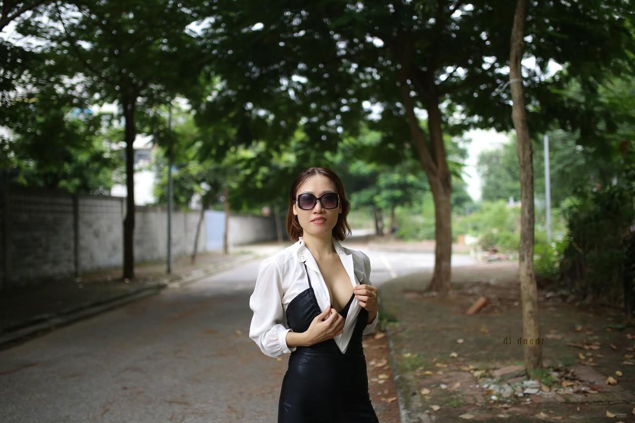 20P A sexy Julia Ly posa de calcinha e exibe sua bunda gostosa em tangas ao ar livre